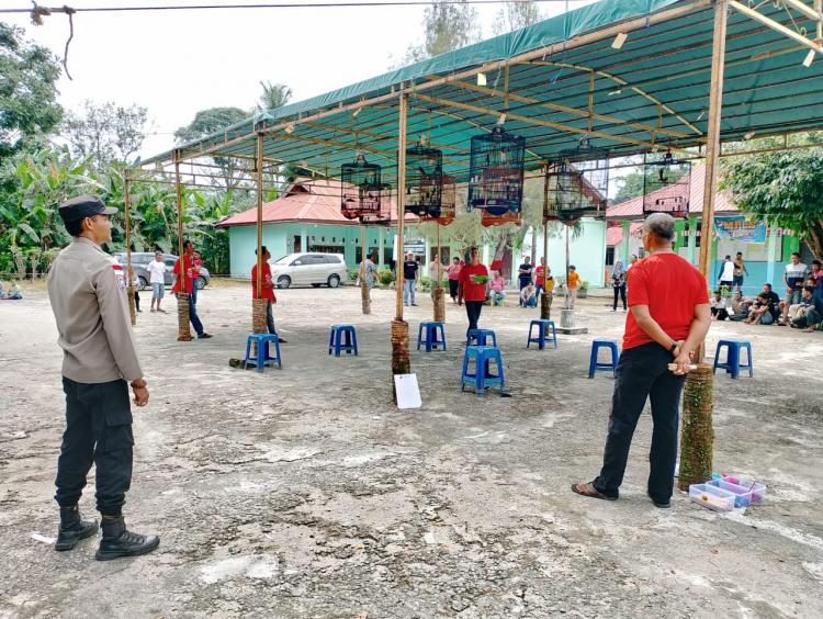 Rayakan HUT RI ke 79, Bersama Bhabinkamtibmas Pemdes Muntai Gelar Lomba Kicau Burung Mania