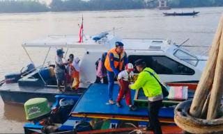 Jembatan Runtuh, Kapal Satpolairud Jadi Penyelamat Warga dan Anak Sekolah di Muba