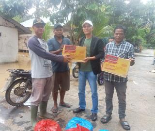 Peduli Korban Banjir, Tim Relawan Pro Anton Serahkan Bantuan di Desa Teluk Aur