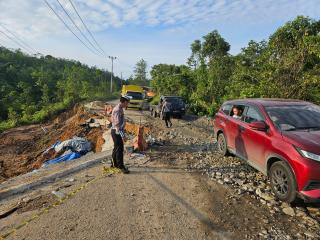 Jalan Lintas Riau-Sumbar Longsor, Kemacetan Mengular hingga 1 Km