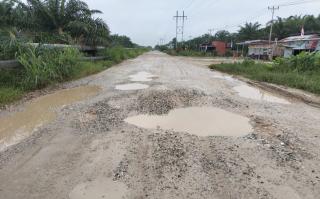 Jalan Poros Utama Rusak Berat, Masyarakat Desa Bonai Ancam Aksi Blokir Kenderaan Berat Melintas