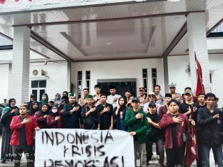 Mahasiswa Demo DPRD dan KPU, Dewan Terhormat Kepulauan Meranti Dinas Luar Kota