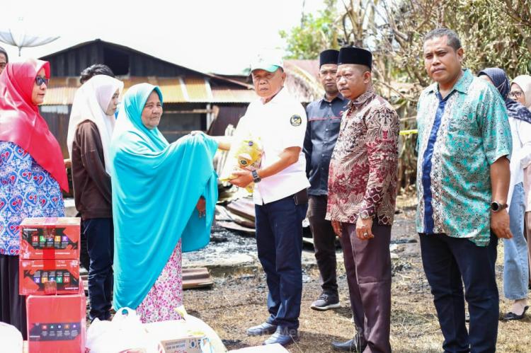 Asmar Datang Serahkan Bantuan Korban Kebakaran Rumah Terbantu