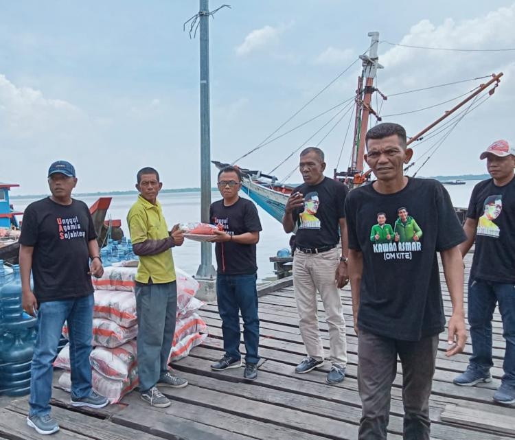 Lagi, Tim Sahabat Haji Asmar Salurkan Beras ke Buruh Pelabuhan