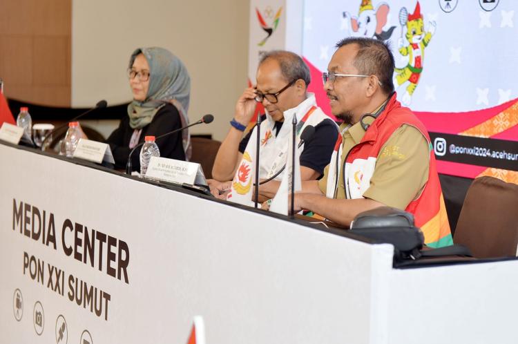 Atlet Legenda Bawa Api Obor Pada Open Ceremony PON XXI Wilayah Sumut