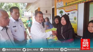 Pemkab Rohul Salurkan Bantuan ke Warga Korban Angin Puting Beliung di Rambah Hilir