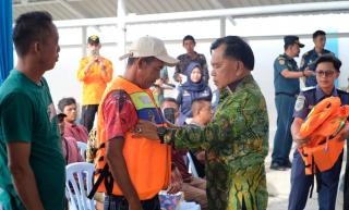 Kampanye Keselamatan Pelayaran Pembagian Life Jacket, Ini Asa H Asmar 