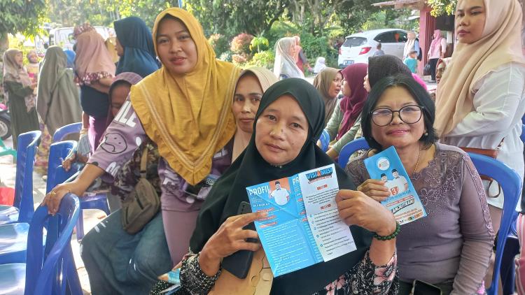 Cerita Emak-emak di Bukit Agung Bersyukur Anaknya Dapat Laptop Gratis Program Alfedri-Husni