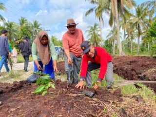 Hijaukan Muntai Barat, Pemdes Tanam 5000 Mahoni di Bahu Jalan Sepanjang 6 Kilometer