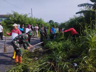 Meningkatkan Semangat Gotong Royong, Koramil 0201-03/MD Bersama Unsur Tiga Pilar Kecamatan Medan Denai Melakukan Aksi Bersih-bersih