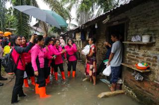 Bhayangkari Sumut Bantu Masyarakat Terdampak Banjir di Tebing Tinggi