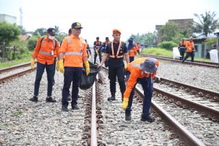 KAI Divre I Sumut Gelar Aksi Bersih Lintas di Sepanjang Jalur Medan-Bandar Kalipah