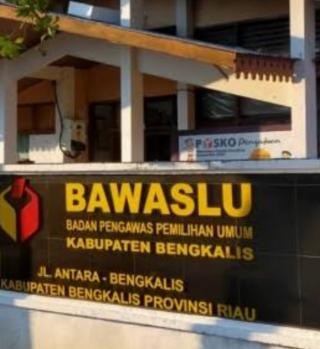 Bawaslu Bengkalis: di Luar Kewenangan Kami Baliho Kandidat Terpasang dalam Kantor Pemerintahan