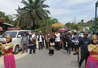 Wujud Terima Kasih kepada Alfedri karena Jalan Sudah Kinclong, Warga Bukit Agung Suguhkan Tari Badaya