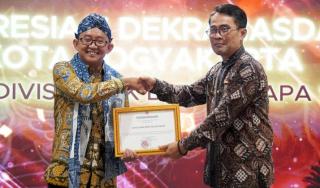 Dorong Tumbuh Kembang Batik, BPDPKS Diganjar Penghargaan dari Dekranasda Kota Yogyakarta