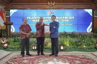 PWI Pusat Anugerahkan Anggota Kehormatan kepada Sultan HB X