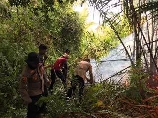 Warga Lapor Lewat Call Center 110 Polres Kepulauan Meranti Gercep Padamkan Karhutla di Desa Insit
