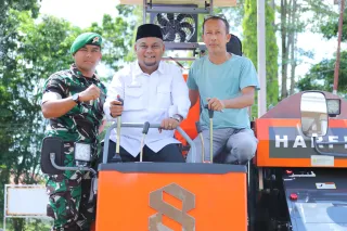 Kementan Berikan 2 Unit Mesin Panen Modern ke Siak