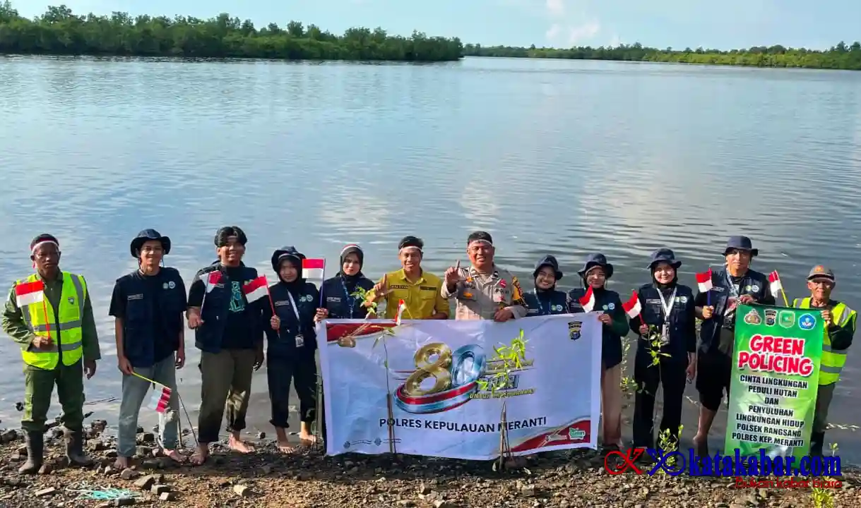 Bhabinkamtibmas Bungur Bersama Warga Tanam Mangrove Bentengi Pesisir dari Abrasi