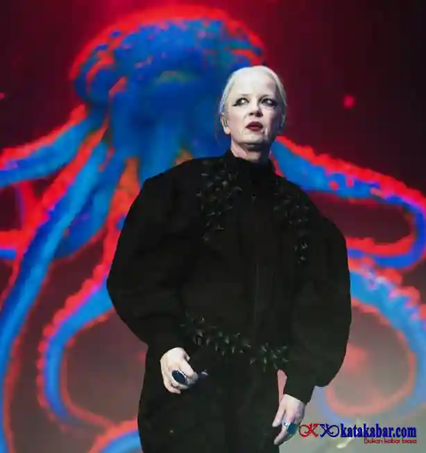 Ikon Rock Legendaris Shirley Manson Kenakan Label Fashion Berkesadaran Asal Indonesia di Atas Panggung