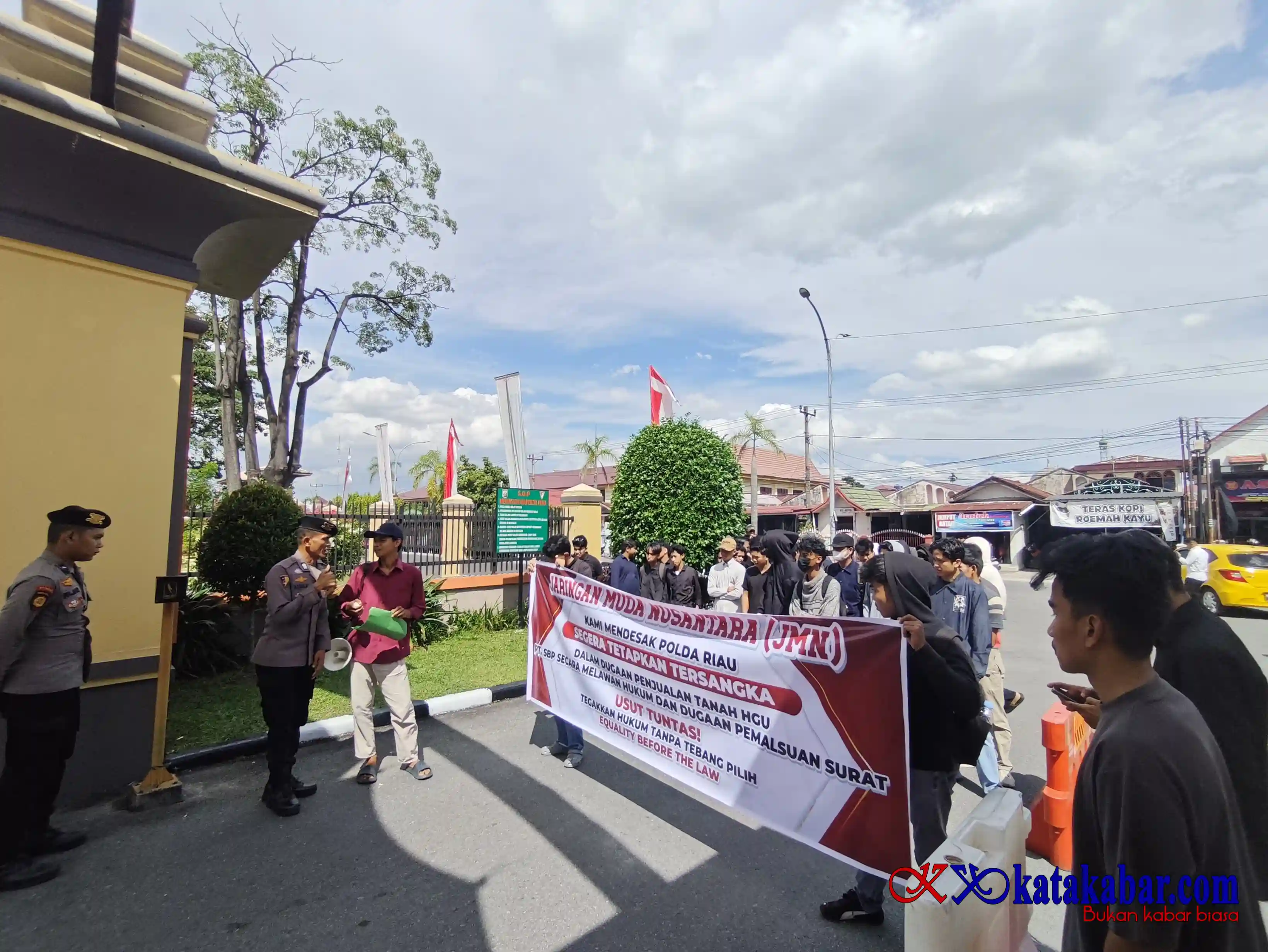 Tentang Ketua DPRD Inhu Akhir-akhir Ini: Dari Kasus Lahan, Alat Berat, Hingga Aksi Demo di Polda Riau