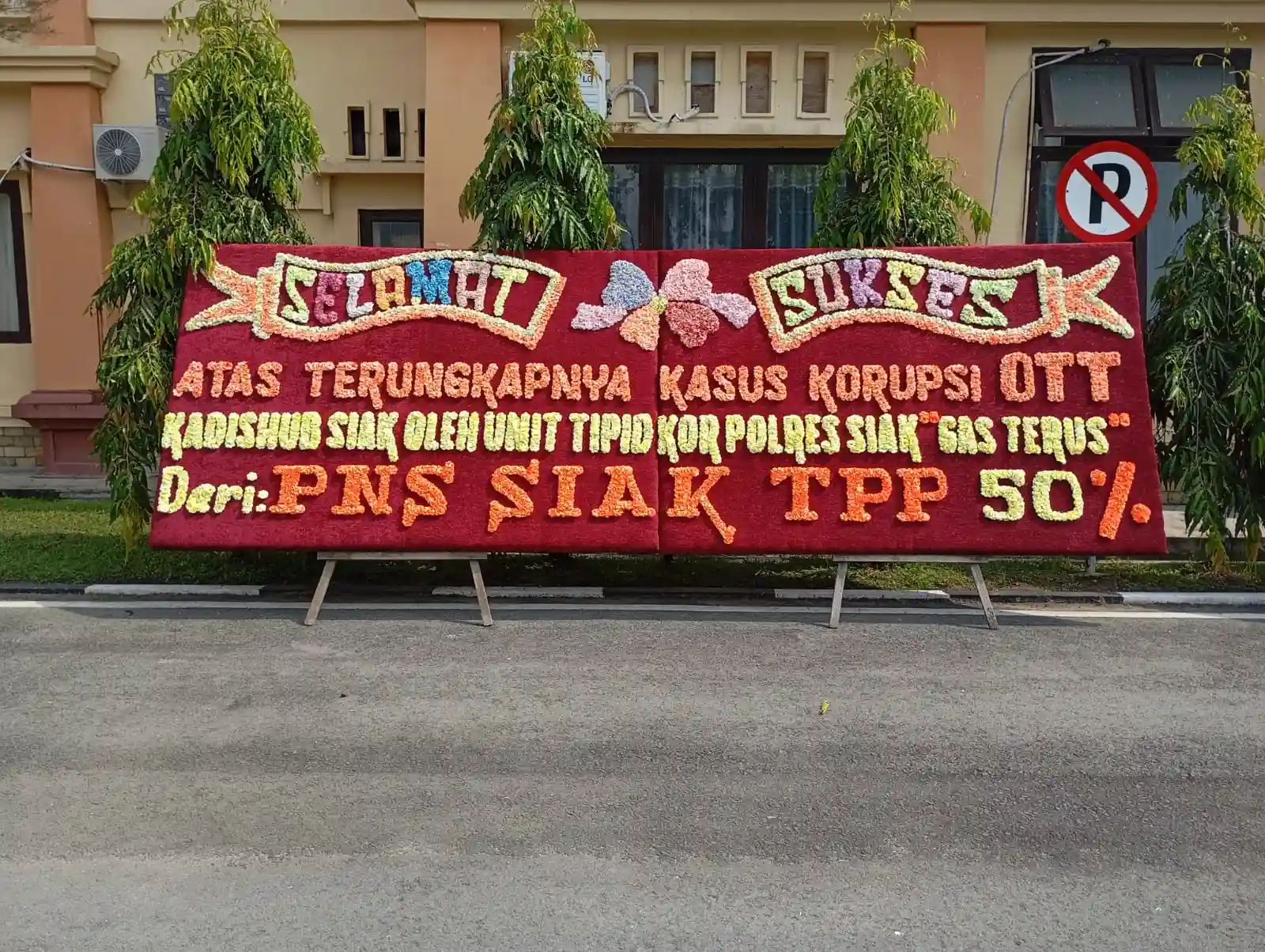 Kadishub Kena OTT, Muncul Papan Bunga Dukungan Dari 'PNS Siak TPP 50%' Untuk Polres Siak