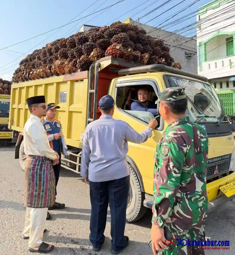 Ditegur! Truk Angkutan Sawit Overload Wajib Putar Lewat Jalan Lingkar Ujungbatu