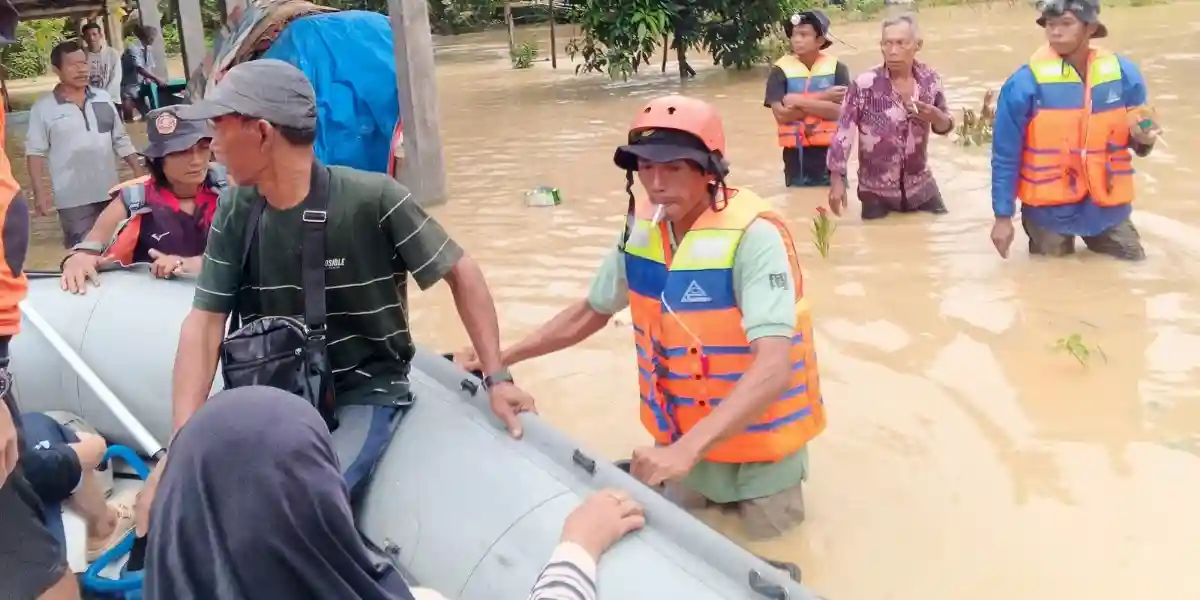 Banjir Kepung Besitang: Ratusan Keluarga Terdampak, Air di Sekoci Mencapai 1,5 Meter
