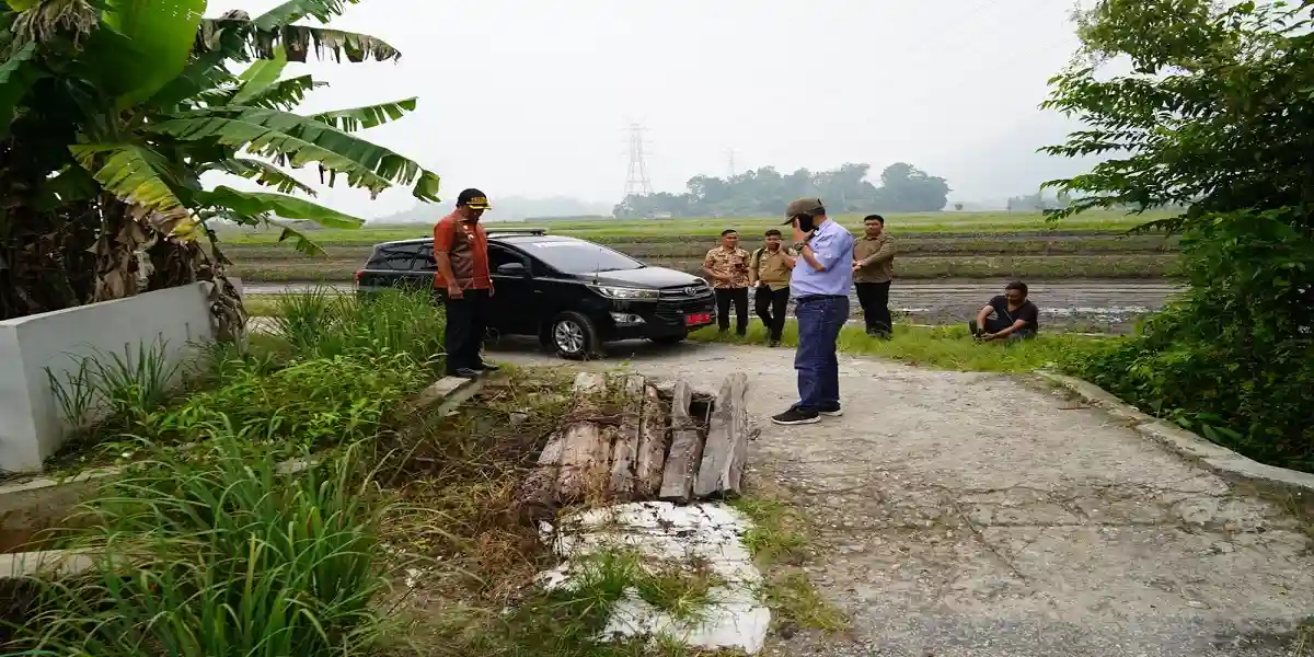 Jembatan Rusak dan Genangan Air di Permukiman Warga, Wabup Toba Turun Meninjau