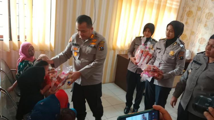 Kapolres Langkat Beri Bantuan Makanan Tambahan Kepada Anak