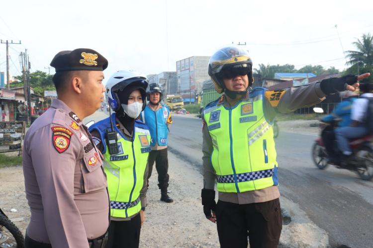 Kapolres Pelalawan Tunggangi 'Kuda Besi' Cek Personel Strong Point Pagi
