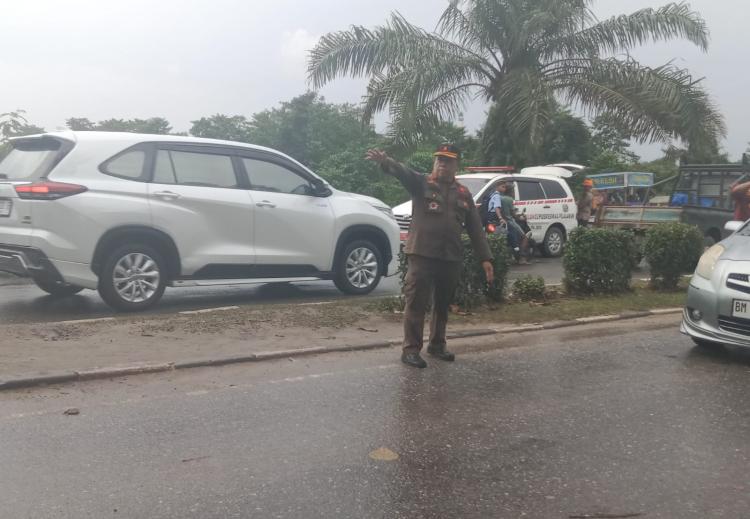 Banjir, Satpol PP Pelalawan Kerahkan Mobil Antar Anak sekolah