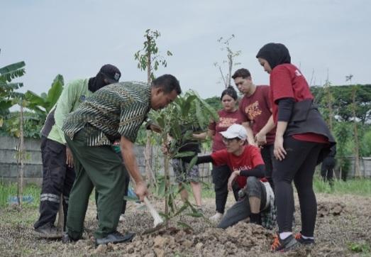 Akulaku Group Tanam Ratusan Pohon di Hutan Kota Ujung Menteng