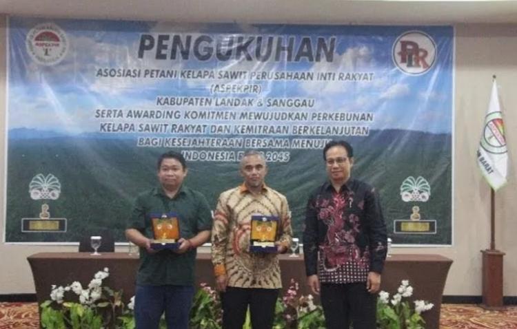 Dinilai Berkontribusi Tingkatkan Produksi Sawit PTPN IV Regional V Diganjar Penghargaan