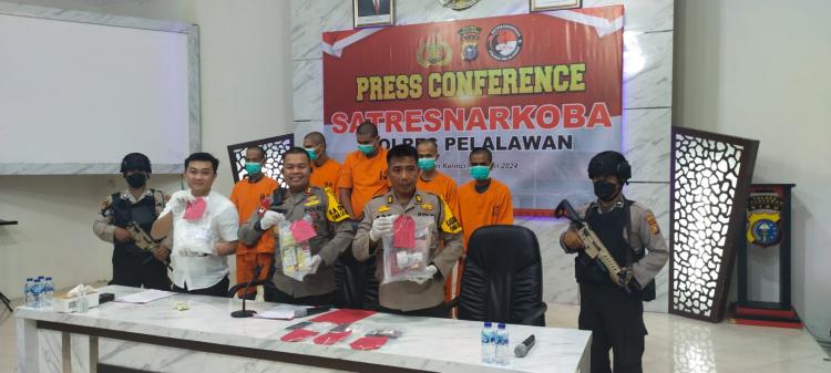 Polres Pelalawan Borgol Pengedar Sabu 5 Kg dan Ribuan Butir Pil Happy Five