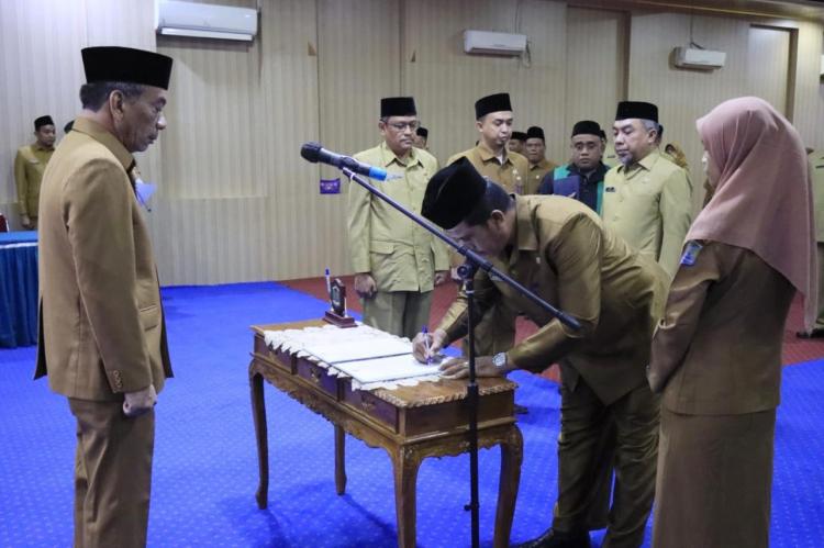 Pengambilan Sumpah Jabatan dan Pelantikan Pejabat Administrator dan Pejabat Pengawas di Lingkungan Pemko Binjai