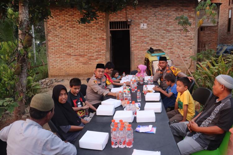 Bulan Suci Ramadhan "Ini Yang Dilakukan AKBP Arie Sofandi Paloh, S.H, S.I.K Kepada Keluarga Tuna Netra di Madina