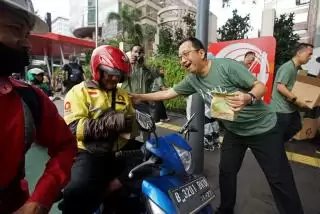 APP Group dan Tzu Chi APP Thamrin Bagikan Takjil Kemasan Ramah Lingkungan