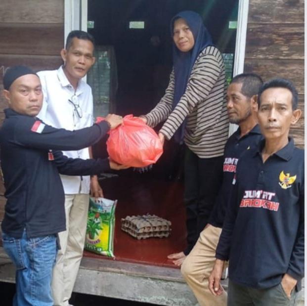 Di Desa Banglas dan Desa Insit Asmar Bagikan Beras