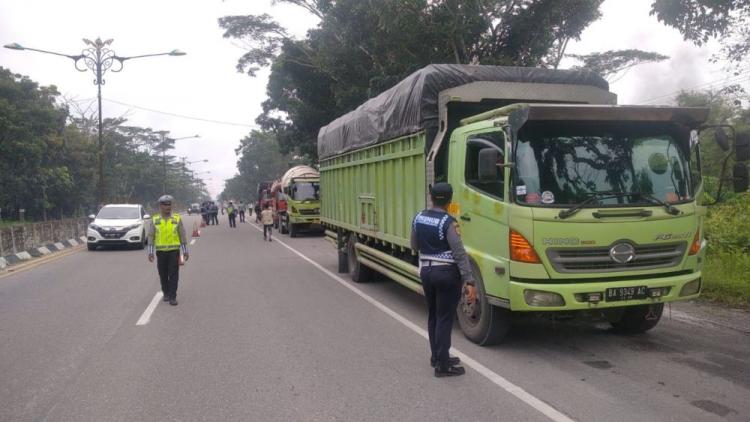 Razia Gabungan di Jalan Lintas Kampar, 86 Truk Ditilang