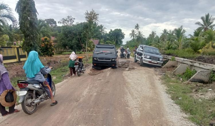 Jalan Poros Utama Bantan Rusak Minta Perhatian dari PUPR Bengkalis