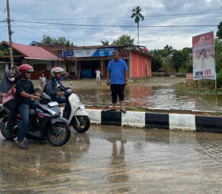 Berdiri di Atas Trotoar Jalan Lihat Banjir di Pasir Pengaraian, Apa Yang Dipikirkan Pak Anton?