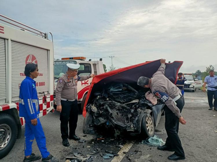 Minibus Seruduk Truk Tangki LPG di Tol Pekanbaru-Dumai, Tiga Orang Tewas
