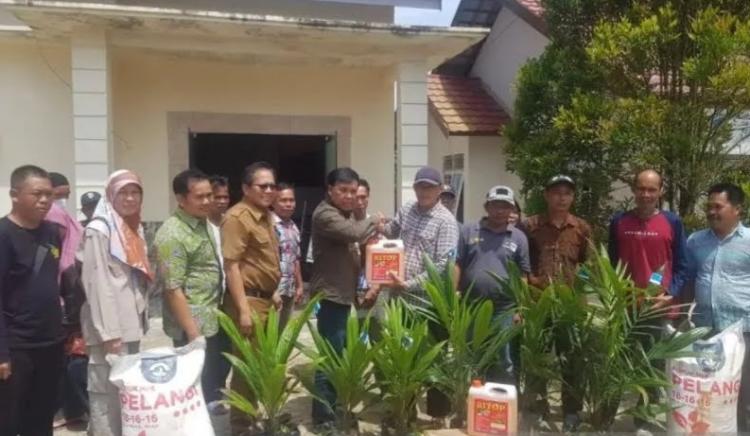 Petani Penajam Paser Utara Sumringah Terima Bantuan Pupuk dan Bibit Sawit dari Disbun Kaltim