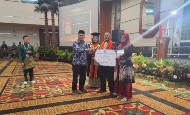 Wisudawan Pemuncak Politeknik Kampar Dapat Penghargaan dari Apkasindo