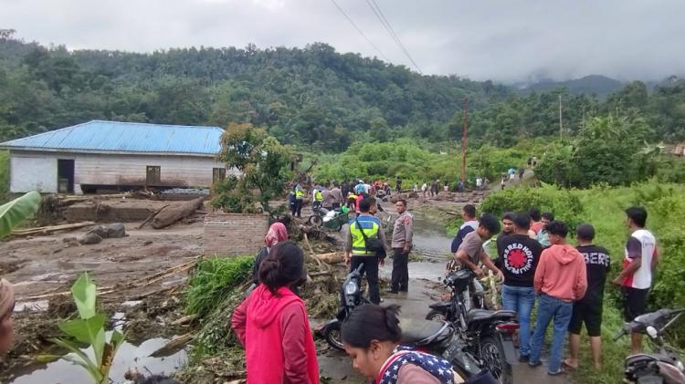 Polisi Dan Warga Cari Korban Hilang Banjir Bandang di Martelu