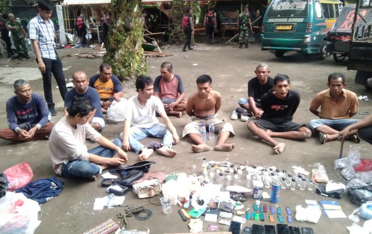 TNI-POLRI Tangkap Puluhan Pelaku dan Bakar Barak Narkoba