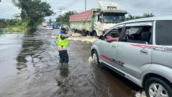Banjir Surut, Jalan Lintas Timur di Pelalawan Kembali Normal
