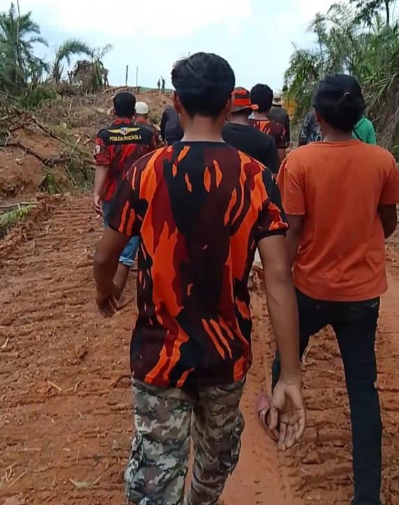 Bersama PP Masyarakat Usir Pekerja PT BBSI dari Lahan Konflik
