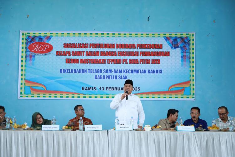 Alfedri Bagikan Sertifikat Tanah Gratis, Petani Sawit di Siak Senang